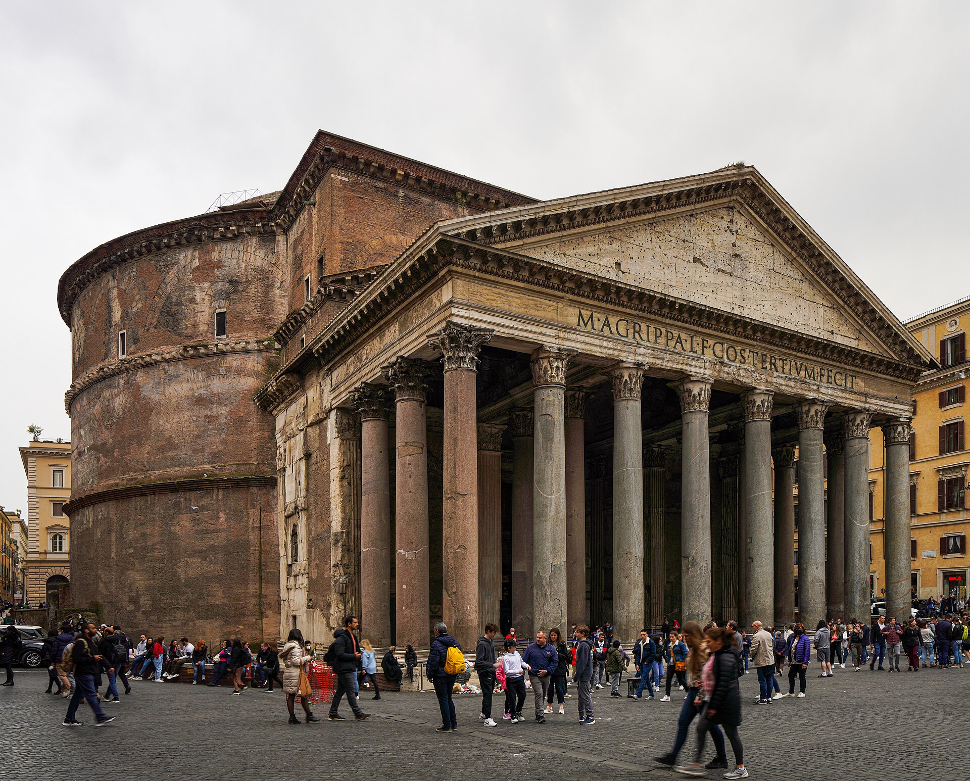Pantheon a Roma: pronao con iscrizione di Agrippa e rotonda in laterizio, passanti in piazza.